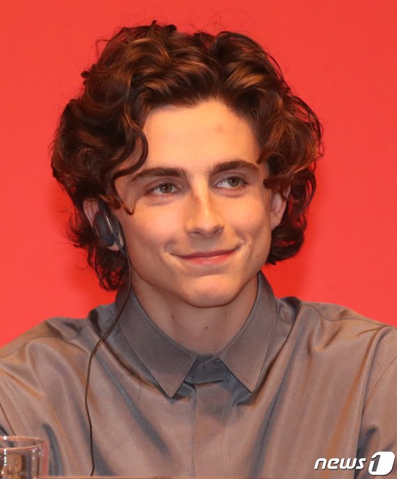 배우 티모시 샬라메가 8일 오후 부산 해운대구 신세계백화점 센텀시티점 문화홀에서 열린 제24회 부산국제영화제 갈라프레젠테이션 선정작 영화 '더킹: 헨리5세'기자회견에서 미소를 짓고 있다. 2019.10.8/뉴스1 © News1 여주연 기자