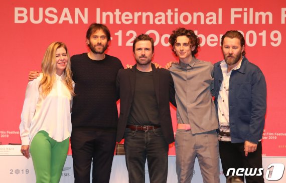 8일 오후 부산 해운대구 신세계백화점 센텀시티점 문화홀에서 열린 제24회 부산국제영화제 갈라프레젠테이션 선정작 영화 '더킹: 헨리5세'기자회견에서 프로듀서 디디 가드너(왼쪽부터), 제레미 클라이너, 감독 데이비드 미쇼, 배우 티모시 샬라메, 조엘 에저튼이 포즈를 취하고 있다. 2019.10.8/뉴스1 © News1 여주연 기자