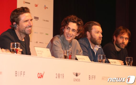 배우 티모시 샬라메가 8일 오후 부산 해운대구 신세계백화점 센텀시티점 문화홀에서 열린 제24회 부산국제영화제 갈라프레젠테이션 선정작 영화 '더킹: 헨리5세'기자회견에서 취재진과 질의응답을 하고 있다. 2019.10.8/뉴스1 © News1 여주연 기자