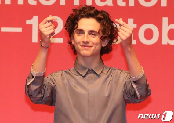 배우 티모시 샬라메가 8일 오후 부산 해운대구 신세계백화점 센텀시티점 문화홀에서 열린 제24회 부산국제영화제 갈라프레젠테이션 선정작 영화 '더킹: 헨리5세'기자회견에서 손하트를 하고 있다. 2019.10.8/뉴스1 © News1 여주연 기자