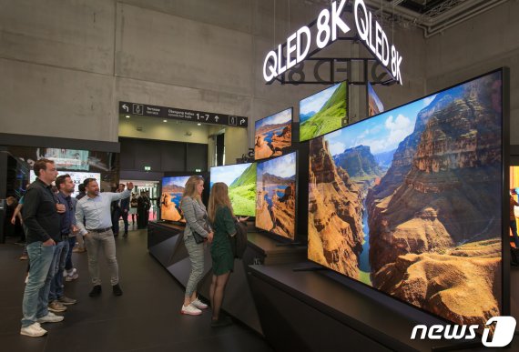지난 9월 독일 베를린에서 열린 유럽최대 가전전시회 'IFA 2019' 에서 관람객들이 삼성전자의 QLED 8K TV를 살펴보고 있다. (삼성전자 제공) 2019.9.22/뉴스1 © News1 유승관 기자