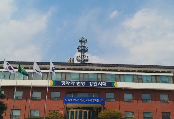 8일 양구군은 군이 추진하는 국민체육센터 건립 사업이 최근 정부의 생활SOC 복합화 사업 대상으로 선정, 내년부터 국비 41억1200만 원을 지원받는다 고 밝혔다. 사진은 양구군청. 사진=서정욱 기자