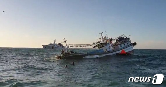 침수되는 선박서 선원 14명 구조. (목포해경 제공) 2019.10.9 /뉴스1 © News1