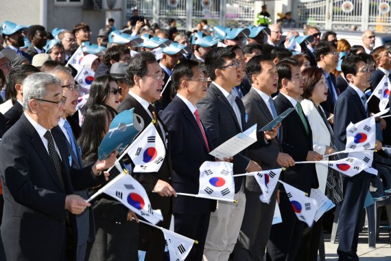 573돌 한글날 기념식이 9일 오전 서울 세종대로 광화문광장에서 열려 이낙연 총리와 손학규 바른미래당 대표, 정동영 민주평화당 대표, 심상정 정의당 대표 등 참석자들이 한글날 노래를 제창하고 있다. 사진=서동일 기자