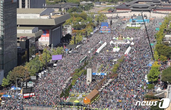 9일 오후 보수단체의 조국 법무부 장관 사퇴 촉구 집회와 한글날 행사 등으로 서울 세종대로 일대가 북적이고 있다.