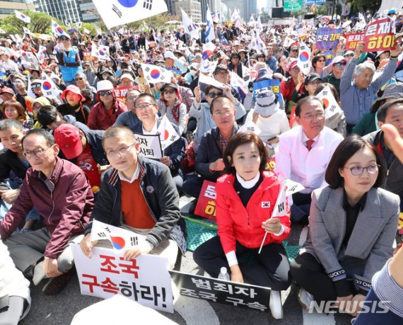 문재인 하야 범국민투쟁본부 주최 '대한민국 바로세우기 국민대회' 9일 오후 서울 광화문광장에서 자유한국당 황교안 대표와 나경원 원내대표가 자리하고 있다.