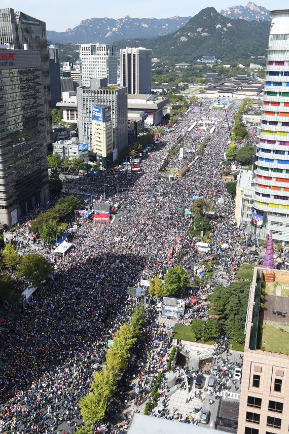 '조국 법무부 장관 퇴진 촉구 집회' 가 9일 오후 서울 광화문광장에서 문재인하야 범국민투쟁본부와 보수단체 주최로 열렸다. 광화문광장을 가득 메운 참석자들이 조국 법무부 장관 사퇴를 촉구하는 구호를 외치고 있다. 사진=김범석 기자