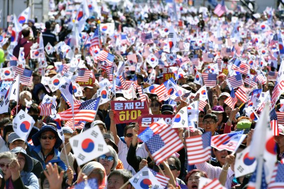 '조국 법무부 장관 퇴진 촉구 집회' 가 9일 오후 서울 세종대로 광화문광장에서 문재인하야 범국민투쟁본부와 보수단체 주최로 열렸다. 광화문광장을 가득 메운 참석자들이 조국 법무부 장관 사퇴를 촉구하는 구호를 외치고 있다. 사진=서동일 기자