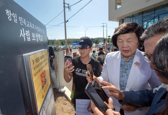 제막식 마친 후 학생들과 3.1운동 100주년 다섯 번째 이야기 '보성학교' QR코드 찍어보는 노옥희 교육감 /사진=울산시교육감