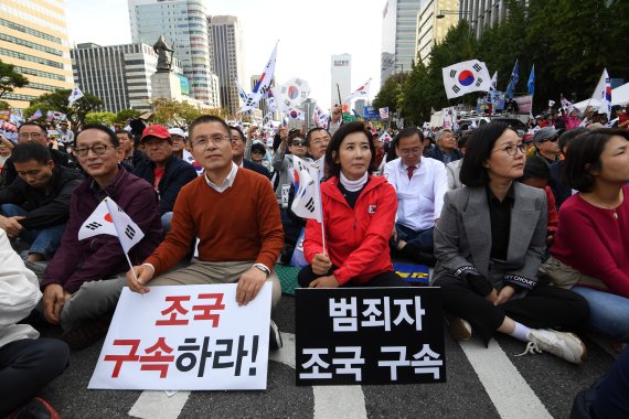 황교안 자유한국당 대표와 나경원 원내대표가 9일 오후 서울 세종대로 광화문광장 일대에서 열린 '대한민국 바로세우기 국민대회'에서 조국 법무부 장관 사퇴를 촉구하고 있다. 사진=서동일 기자