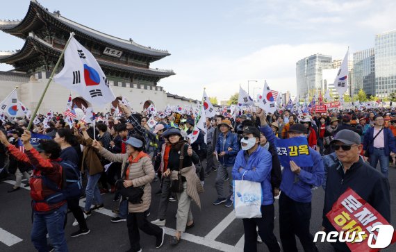 지난 10월 9일 오후 서울 종로구 광화문광장 일대에서 범국민투쟁본부 '대한민국 바로세우기 국민대회'를 마친 참가자들이 청와대 방향으로 행진하고 있다. /사진=뉴스1