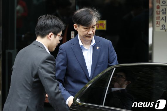 조국 법무부 장관이 10일 오전 서울 서초구 방배동의 자택에서 출근하고 있다.