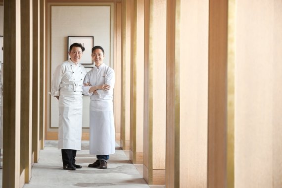 장금승 팔선 총주방장과 쿠 츠 파이 셰프© 뉴스1