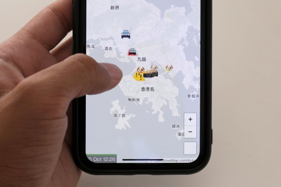 The HKmap.live App is pictured on a phone screen in this photo illustration, in Hong Kong, China, October 10, 2019. REUTERS/Tyrone Siu /REUTERS/뉴스1 /사진=
