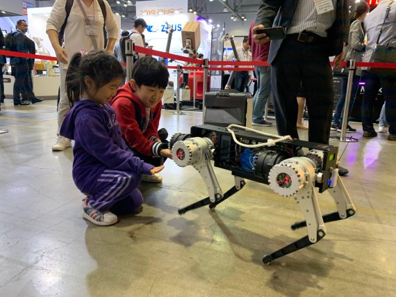 홍예준군(9)과 홍서윤양(6)이 레인보우로보틱스의 '사족로봇'을 쓰다듬고 있다. 사진=강현수 인턴기자