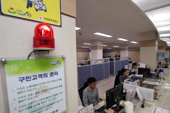인천 동구는 11개 행정복지센터와 구청 민원실에 경찰 연계 비상벨 설치를 완료했다. 사진은 동구청 민원실에 설치된 비상벨.