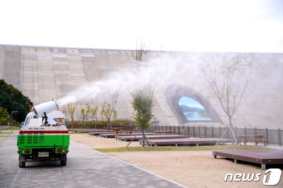 지난 10일 북한과의 접경지역인 강원 화천군 북한강 상류 평화의 댐에서 방역차량이 아프리카돼지열병(ASF) 방역을 위한 2차 긴급소독을 하고 있다. /사진=뉴스1화상
