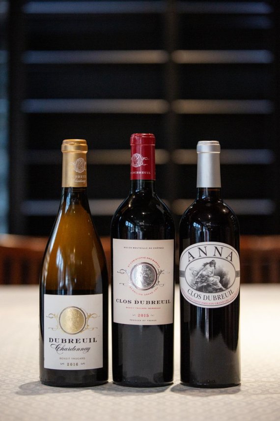 화이트 와인병(왼쪽)은 피노누아를 담는 병처럼 어깨가 둥글게 처리된게 특징이다.