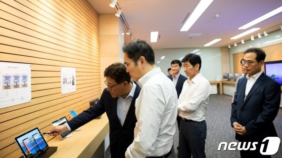 이재용 삼성전자 부회장이 지난 8월 26일 충남 아산 삼성디스플레이 사업장에서 제품을 살펴보고 있다. (삼성전자 제공) 2019.8.26/뉴스1