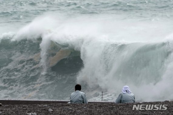 【기호=AP/뉴시스】11일 일본 미에현 남부 기호항에서 어민들이 제19호 태풍 하기비스의 영향으로 발생한 대형 파도를 바라보고 있다. 일본 기상청은 태풍 하기비스가 이번 주말 동일본 지역으로 접근할 것으로 예상됨에 따라 강한 바람과 집중 호우에 대비할 것을 당부했다. 2019.10.11. 뉴시스