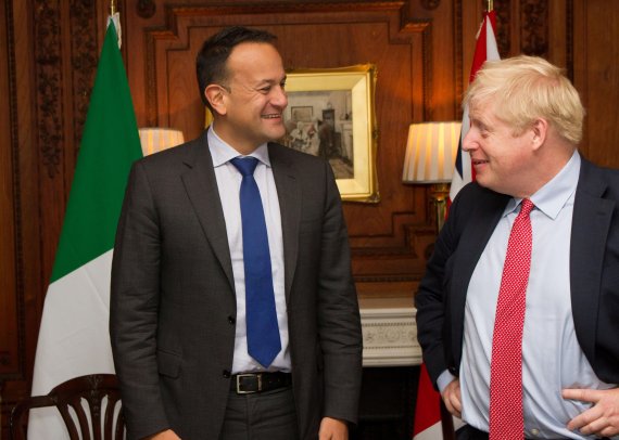 보리스 존슨 영국 총리(오른쪽)과 리오 버라드커 아일랜드 총리(왼쪽)가 10일(현지시간) 영국 중부의 체셔주에 있는 손턴 매너 호텔에서 만나 웃고 있다. 로이터