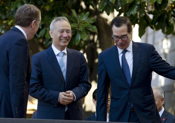 Treasury Secretary Steven Mnuchin accompanied by Chinese Vice Premier Liu He and U.S. Trade Representative Robert Lighthizer, left, arrive to a minister-level trade meeting at the Office of the United States Trade Representative in Washington, Friday, Oct. 11, 2019. (AP Photo/Jose Luis Magana) /뉴시스/