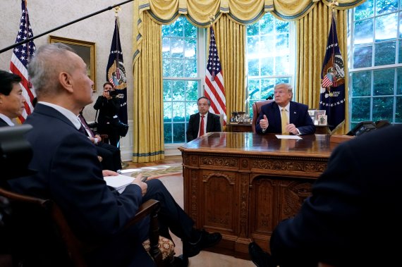 U.S. President Donald Trump gives the thumbs up during a meeting with China's Vice Premier Liu He in the Oval Office of the White House after two days of trade negotiations in Washington, U.S., October 11, 2019. REUTERS/Yuri Gripas /REUTERS/뉴스1 /사진=