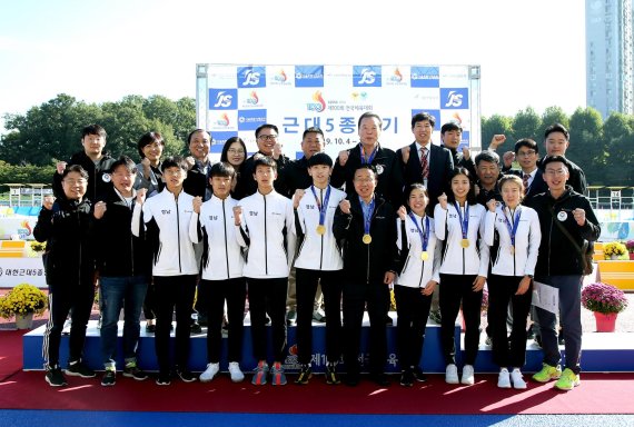 경남도가 지난 4일부터 10일까지 서울에서 열린 ‘제100회 전국체육대회’에서 금메달 59개·은메달 61개·동메달 82개를 획득해 종합득점 4만109점으로 종합 4위를 기록했다. 사진은 경남근대5종연맹 회장인 박성호 행정부지사(앞줄 오른쪽에서 다섯 번째)가 2관왕을 차지한 여자일반부 선수들과 기념촬영을 하고 있는 모습이다./사진=경남도