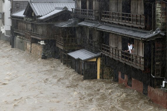 일본 중부 이세이지역에서 태풍 하기비스가 앞세운 폭우로 불어난 이스즈강. AP뉴시스