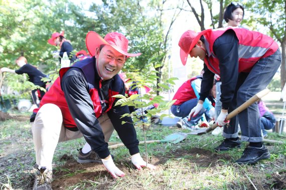 은행연합회, 서울숲에서 나무심기 자원봉사 나서