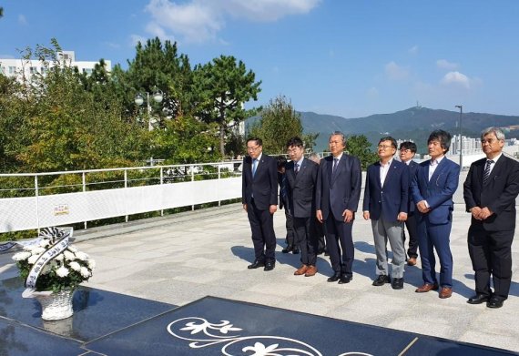 지난 12일 오전 부산 대연동 국립일제강제동원역사관(관장 박철규·앞줄 왼쪽 다섯번째)을 방문한 하토야마 전 일본총리(왼쪽 세번째)가 '역사의 교훈이 미래를 만든다'고 적힌 조화를 헌화하고 추모공원을 참배하고 있다.