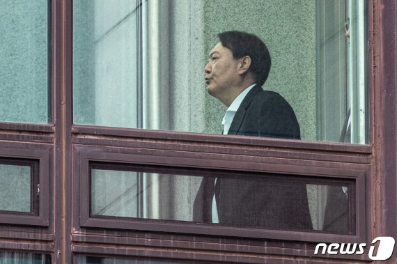 "검찰이 윤석열 고소건 수사?...'이해충돌'"