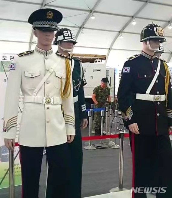 【서울=뉴시스】김성진 기자 = 지난 4~7일 계룡대에서 열린 육군 지상군 페스티벌에 전시된 새 헌병 복장 시제품. 고려시대 투구 디자인과 대한제국 시기 의복을 본뜬 듯한 복장이 적용된 헌병 행사복(오른쪽), 정모 형태의 새 군모와 하얀색 계열의 상의가 적용된 행사복(왼쪽)이 기존 헌병 의복(가운데 뒤)과 함께 전시돼 있다. 2019.10.13. (사진 = 군사동아리 '팀 더 37 벙커' 제공) ksj87@newsis.com