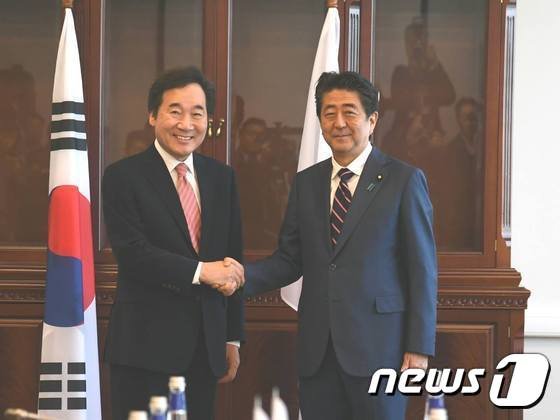 이낙연 국무총리가 이번 일왕 즉위식 계기 아베 신조(安倍晋三) 일본 총리를 만날 수 있을 지 기대된다. 사진은 지난해 9월 이 총리와 아베 총리가 러시아 극동대학교에서 면담에 앞서 악수를 하는 모습 /사진=뉴스1