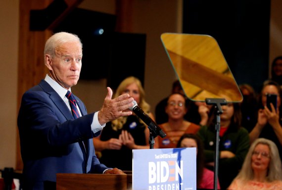 FILE PHOTO: Democratic 2020 U.S. presidential candidate and former Vice President Joe Biden speaks at a campaign town hall meeting in Manchester, New Hampshire, U.S., October 9, 2019. REUTERS/Mary Schwalm/File Photo /REUTERS/뉴스1 /사진=