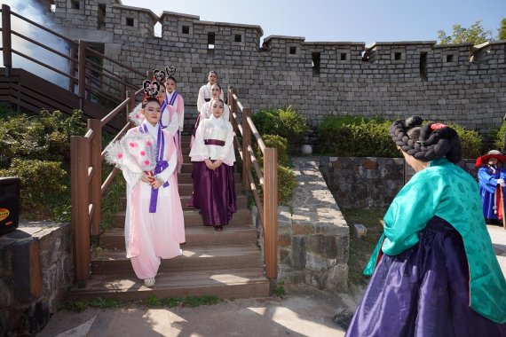 지난 13일 서울 한양도성의 장수마을에 선녀들이 하늘에서 내려왔다. 이날 서울 성북구는 삼선동 선녀축제를 펼쳤다. 올해가 9회째다.