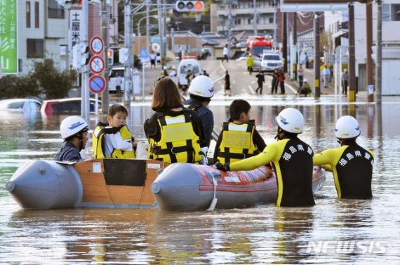 【이와키=AP/뉴시스】13일 일본 후쿠시마현 이와키시에서 제19호 태풍 하기비스의 영향으로 고립된 주민들이 고무보트를 타고 구조되고 있다. 폭우와 강풍을 동반한 강력한 태풍이 도쿄를 포함한 일본의 광범위한 지역을 덮쳐 침수 지역에 구조대가 고립된 주민들을 구조하는 작업이 진행되고 있다. 2019.10.13.