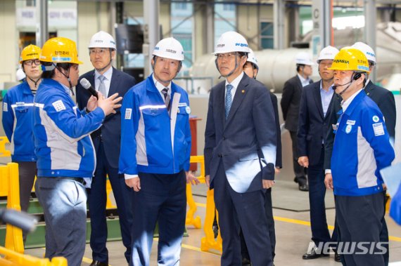 은성수 금융위원장(앞줄 왼쪽 세번째)이 14일 부산 친환경 설비 조선기자재업체 파나시아를 방문해 생산시설 설명을 듣고 있다.