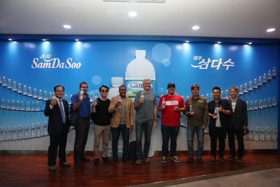 [fn포토] 국내외 수자원 전문가, 제주삼다수공장 현장 방문