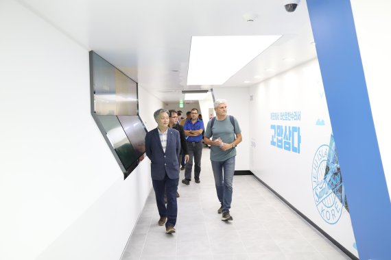 [fn포토] 국내외 수자원 전문가, 제주삼다수공장 현장 방문