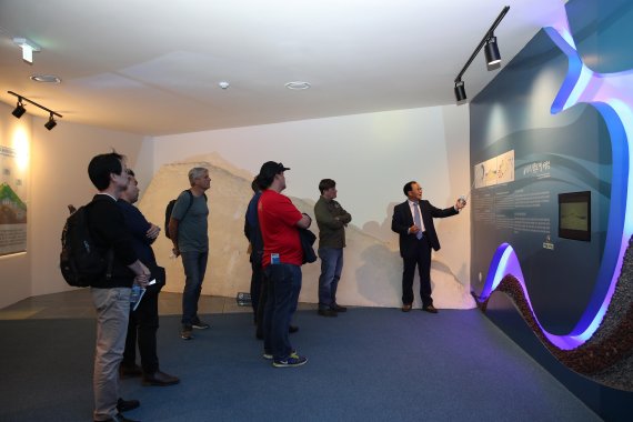 [fn포토] 국내외 수자원 전문가, 제주삼다수공장 현장 방문