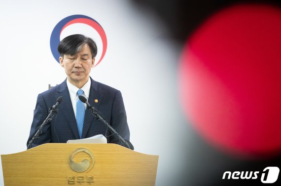 '검찰개혁 불쏘시개' 조국 사퇴의 변에 한국당의 평가