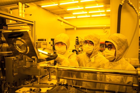 한국기계연구원 나노융합기계연구본부 연구진이 '2019 국가우수연구성과 100선'에 선정된 극한물성시스템 제조 플랫폼 관련 나노장비로 실험을 하고 있다. 한국기계연구원 제공