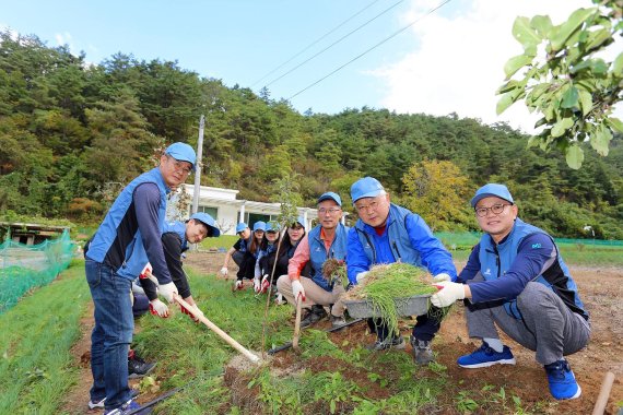 신동아건설 이종훈 부회장(오른쪽 두번째)과 우수영 개발사업1본부장(왼쪽 첫번째)이 직원들과 함께 채취한 산파를 들어 보이고 있다. 신동아건설 제공