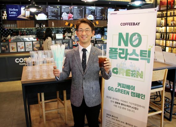 백진성 커피베이 대표가 '고, 그린!(Go,Green!)' 캠페인의 일환으로 '노(No) 플라스틱'을 선언하며 포즈를 취하고 있다. 커피베이 제공