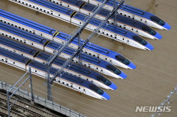 【나가노=AP/뉴시스】제19호 태풍 하기비스의 영향으로 13일 일본 나가노현 나가노시의 고속열차 신칸센 차량기지의 열차들이 범람한 물에 잠겨있다. 2019.10.13.