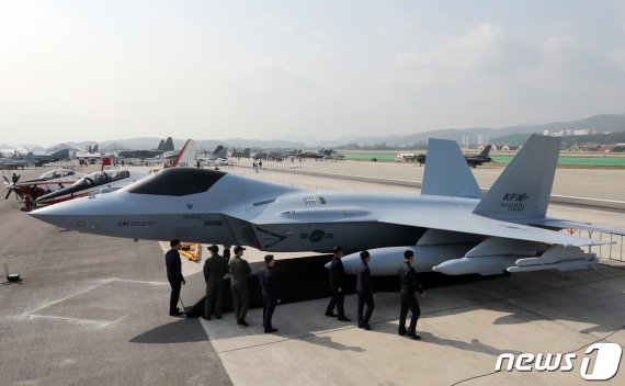 "F-35보다 빠르다".. 한국형전투기 KF-X 실물모형 첫 공개