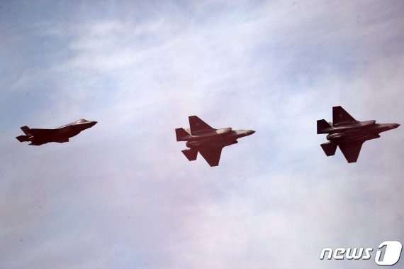 "F-35보다 빠르다".. 한국형전투기 KF-X 실물모형 첫 공개