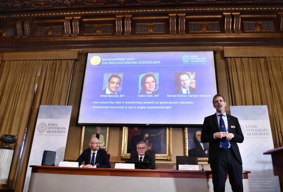 Goran K Hansson, Secretary General of the Royal Swedish Academy of Sciences, center, and academy members Peter Fredriksson, left, and Jakob Svensson announce the winners of the 2019 Nobel Prize in Economics during a news conference at the Royal Swedish Academy of Sciences in Stockholm, Sweden, Monda