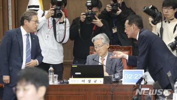 '조국 사퇴' 힘빠진 법사위 국감…충돌없이 일찍 종료